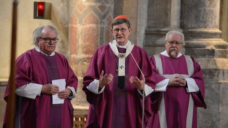 Künstlerseelsorger Prälat Josef Sauerborn (l) mit Kardinal Woelki und Domdiakon Reimund Witte / © Beatrice Tomasetti (DR)