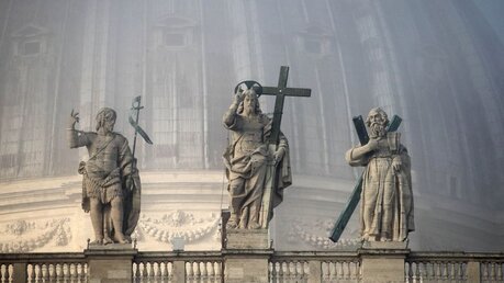 Kuppel des Petersdoms ist am Neujahrsmorgen in Nebel gehüllt / © Evandro Inetti (dpa)