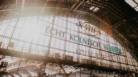 Los geht es am Kölner Hauptbahnhof. / © Luis Rüsing