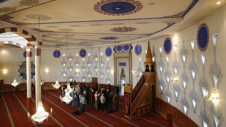 Mannheim: Besucher stehen am Tag der offenen Moschee während einer Führung in dem Gebetsraum der Yavuz-Sultan-Selim-Moschee. / ©  Ronald Wittek (dpa)
