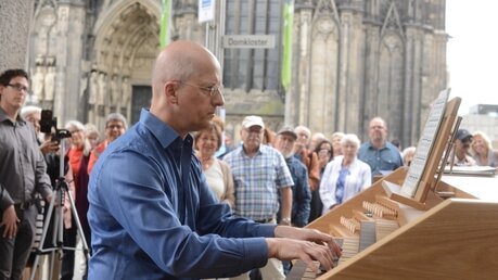 Markus Karas spielt auf der digitalen Orgel der Fa. Kisselbach mit drei Manualen und 55 Registern / © Tomasetti (DR)