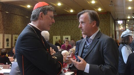 Martin Rothweiler, Programmdirektor des katholischen Fernsehsenders EWTN, im Gespräch mit Kardinal Woelki. / © Tomasetti (DR)