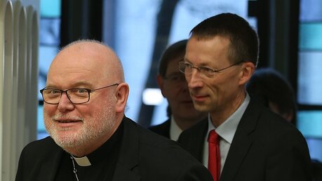 Kardinal Marx und Pressesprecher Kopp / © Oliver Berg (dpa)