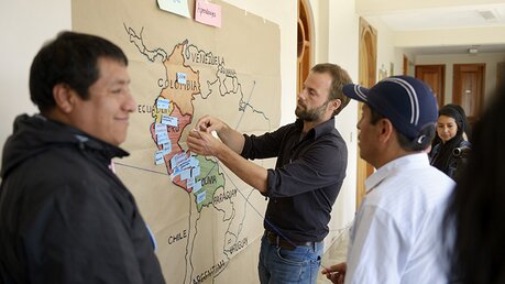 Mattis Tempelmann, von Comundo finanziert, leitet einen Workshop zur Landkartierung in Peru.  / © Florian Kopp (AGEH)
