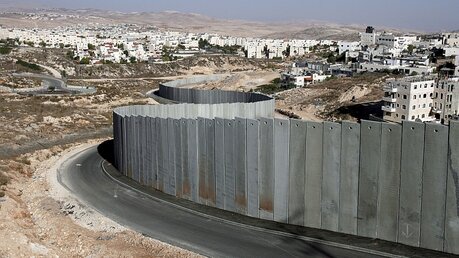 Die Sperranlage im Westjordanland ist zu Zweidrittel fertig / © Jim Hollander  (dpa)