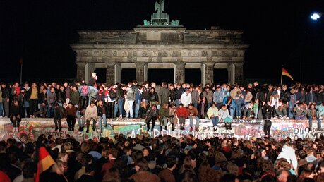 Mehr als 28 Jahre war auch Deutschland durch eine Mauer geteilt / © Wolfgang Kumm   (dpa)