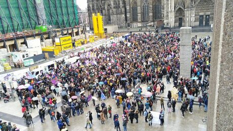 Am Ende standen tausende Menschen auf dem Roncalliplatz am Kölner Dom  / © Oliver Kelch  (DR)