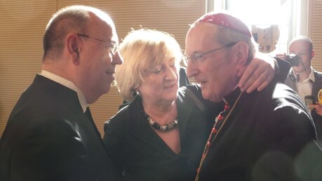 Ehepaar Schneider mit Kardinal Meisner / © Stefan Quilitz (DR)