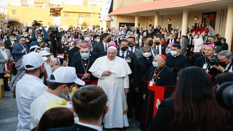 Menschen begrüßen Papst Franziskus vor Gottesdienst / © Paul Haring (KNA)