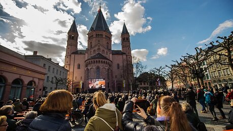 Viele Menschen verfolgten vor dem Dom in Mainz den Trauergottesdienst von Kardinal Lehmann / ©  Andreas Arnold (dpa)