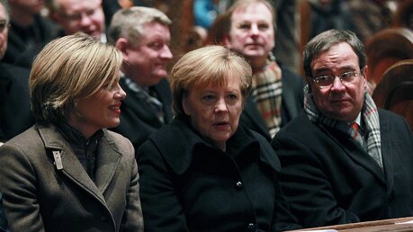 Julia Klöckner, Angela Merkel und Armin Laschet / © Boecker