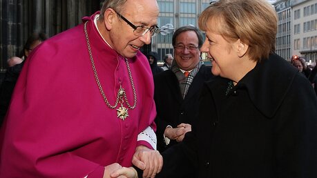 Dompropst Feldhoff begrüßt Bundeskanzlerin Angela Merkel / © Boecker