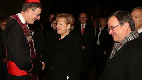 Kardinal Woelki begrüßt Bundeskanzlerin Merkel und Armin Laschet / © Boecker