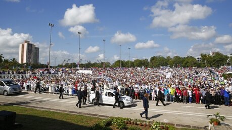 Zehntausende feiern Messe in Holguìn (dpa)