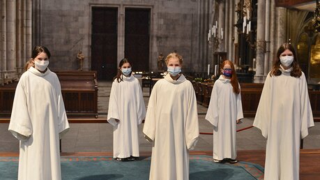 Mit Maske und auf Abstand stehen die Mädchen für das feierliche Aufnahmeritual im Altarraum. / © Beatrice Tomasetti (DR)