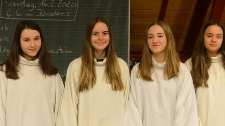 Mitglieder des Mädchenchors vor der Verleihung der Medaillen / © Beatrice Tomasetti  (DR)