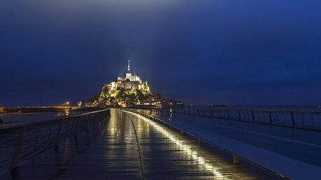 Fußgängerbrücke zum Mont Saint-Michel bei Nacht / © Thomas Jouanneau/Dietmar Feichtinger Architectes/SBP