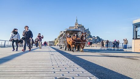 Fußgänger auf der Brücke zum Mont Saint-Michel / © S. Lorkin-Anibas-Photography-Dietmar Feichtinger