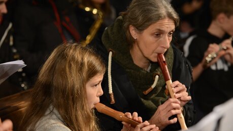 Mutter und Tochter eint die Freude am gemeinsamen Musizieren. / © Tomasetti (DR)