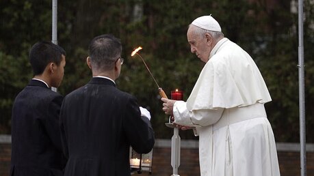 Nach einem stillen Gebet entzündet er ebenfalls eine Kerze / © Gregorio Borgia (dpa)