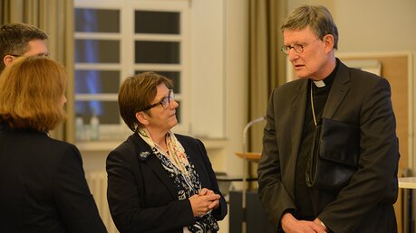 Nicht einer Meinung, aber miteinander im Gespräch: Dr. Claudia Lücking-Michel von ZdK und Erzbischof Rainer Maria Kardinal Woelki. / © Tomasetti (DR)