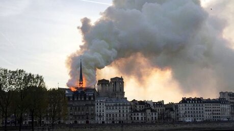 Notre Dame steht in Flammen / © Julie Carriat (Reuters)