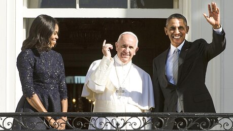Franziskus mit dem Präsidentenpaar / © Osservatore Romano (KNA)