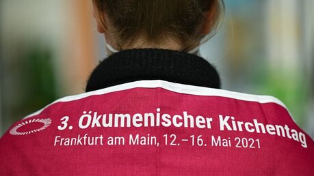 ÖKT-Tuch mit der Aufschrift "3. Ökumenischer Kirchentag Frankfurt am Main, 12. -16. Mai 2021" / © Arne Dedert (dpa)