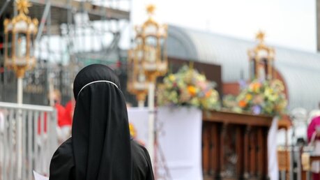 Ordensfrau während des Fronleichnamsgottesdienstes in Köln / © Gerald Mayer (DR)