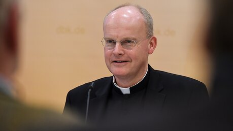 Bischof Franz-Josef Overbeck während einer Rede / © Harald Oppitz (KNA)