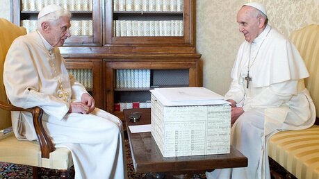 Benedikt XVI. und Papst Franziskus sitzen sich gegenüber (dpa)