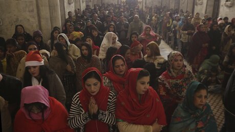 Pakistan, Lahore: Christen besuchen einen Mitternachtsgottesdienst  / ©  K.M. Chaudary (dpa)