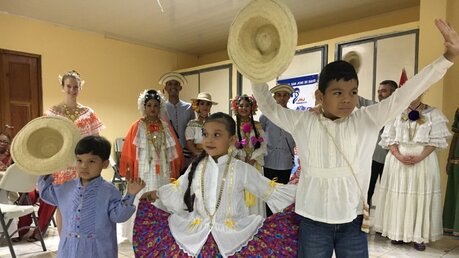 Panamaische Kinder in traditionellen Kleidern beim Abend der Kulturen / © Katharina Geiger (DR)