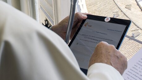Papst Franziskus am Tablet / © Romano Siciliani (KNA)
