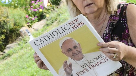 Papst Franziskus auf dem Cover einer Zeitung / © Cristian Gennari (KNA)