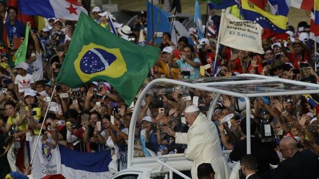 Papst Franziskus auf dem Weg zur Willkommenszeremonie / © Alessandra Tarantino (dpa)
