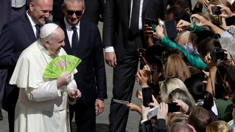 Papst Franziskus bei seiner ersten Generalaudienz mit Gläubigen in der Corona-Krise / © Andrew Medichini (dpa)