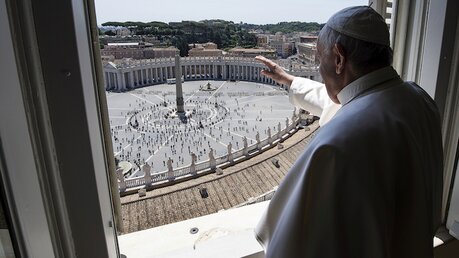 Papst Franziskus beim Mittagsgebet: Zum ersten Mal seit Monaten versammelten sich Gläubige auf dem Petersplatz / © AP (dpa)
