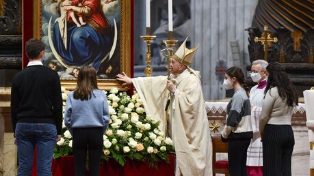 Papst Franziskus berührt das Gemälde einer Madonna / © Paolo Galosi/Romano Siciliani (KNA)