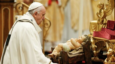 Papst Franziskus betet vor einer Figur des Jesuskindes / © Vatican Media/Romano Siciliani (KNA)