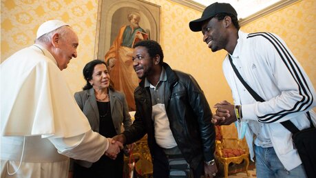 Papst Franziskus empfängt an seinem Geburtstag eine Gruppe von Flüchtlingen / © Vatican Media/Romano Siciliani (KNA)