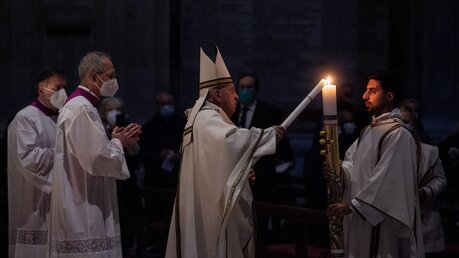 Papst Franziskus entzündet seine Kerze an der Osterkerze während der Osternacht  / © Cristian Gennari/Romano Siciliani (KNA)