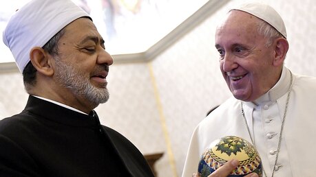 Papst Franziskus erhält ein Geschenk von Scheich Ahmed al-Tajjib / © Alberto Pizzoli (dpa)