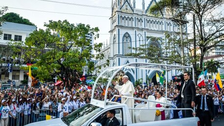 Papst Franziskus fährt mit dem Papamobil bei seiner Ankunft auf dem Weltjugendtag an jubelnden Jugendlichen entlang / © Cristian Gennari (KNA)