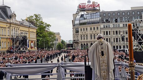 Papst Franziskus feiert auf dem Prinz-Alexander-von-Battenberg-Platz eine Messe / © Alessandra Tarantino (dpa)