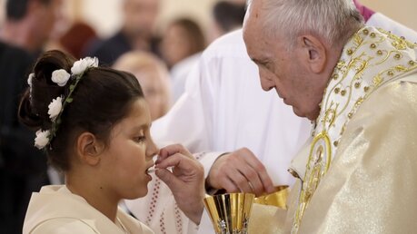 Papst Franziskus gibt einem Mädchen die Heilige Kommunion / © Alessandra Tarantino (dpa)