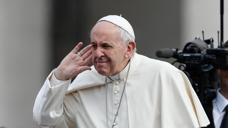 Papst Franziskus hört genau hin / © Paul Haring/CNS photo (KNA)