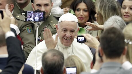 Papst Franziskus kommt zu seiner wöchentlichen Generalaudienz / © Andrew Medichini (dpa)