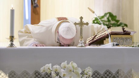 Papst Franziskus küsst den Altar während eines Gottesdienstes am 30. April 2020 in der Kapelle Santa Marta im Vatikan. / © Vatican Media/Romano Siciliani (KNA)