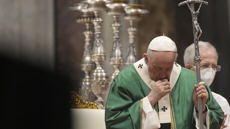 Papst Franziskus (l) während eines Gottesdienst zur Eröffnung der zweijährige Weltsynode / © Gregorio Borgia (dpa)
